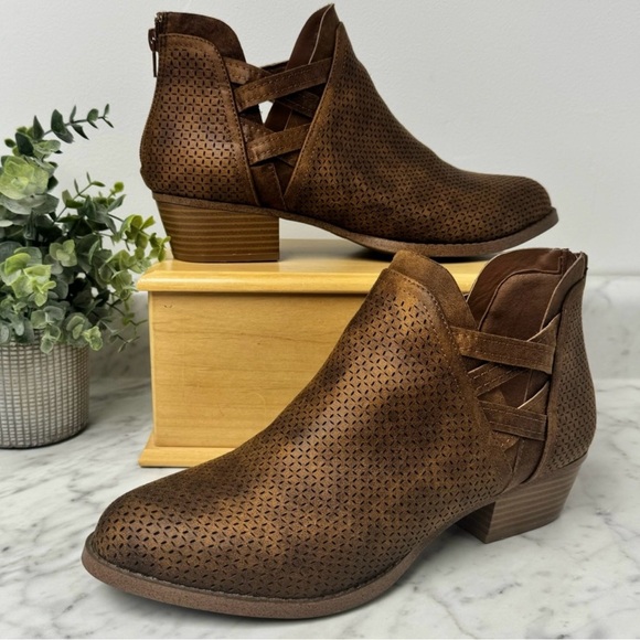 Fergalicious Erikka Boots - Size 9.5 M - Picture 1 of 10